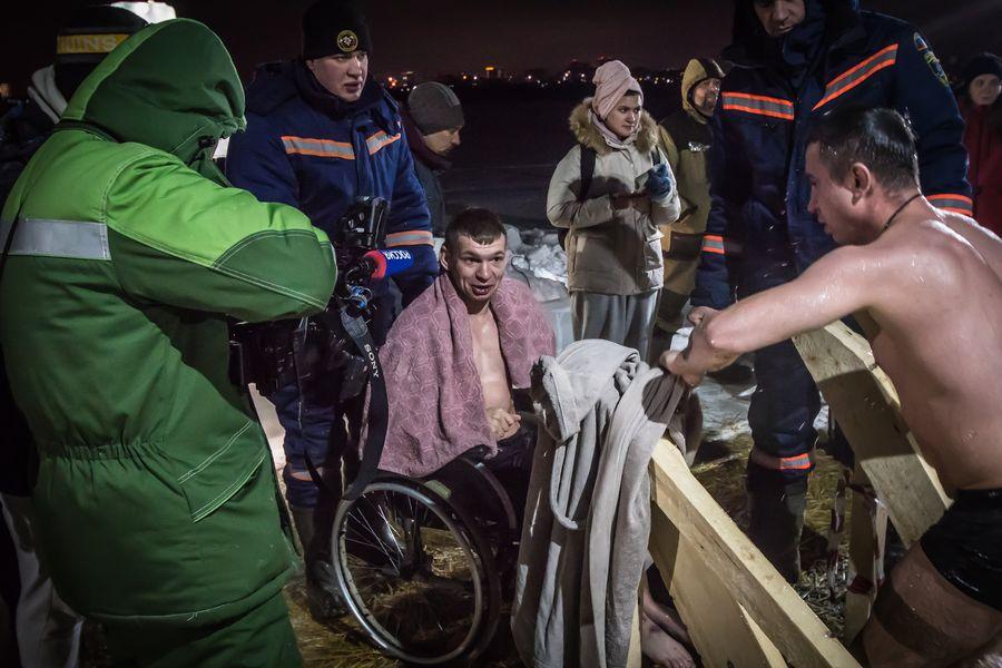 Фото Новосибирец в инвалидной коляске приехал к проруби на Крещение 2